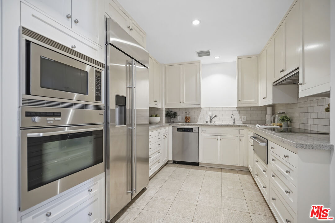 1100 Alta Loma Rd Unit: 904