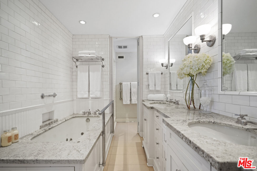 1100 Alta Loma Rd Unit: 904