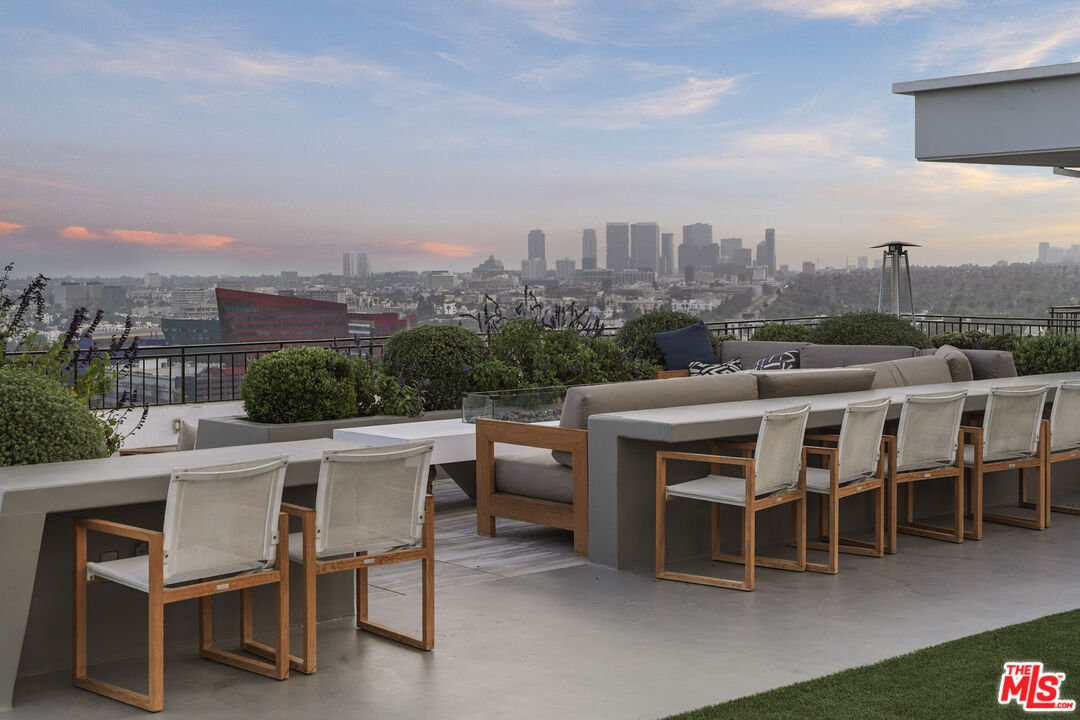 1100 Alta Loma Rd Unit: 904