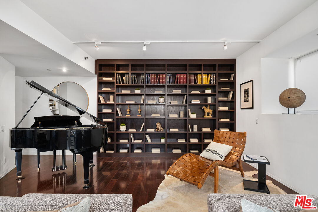 10550 Wilshire Blvd Unit: 305