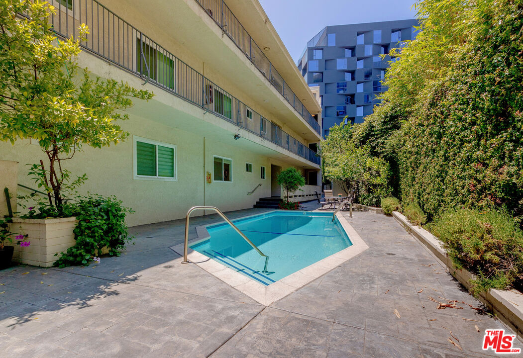 1228 N La Cienega Blvd Unit: 205
