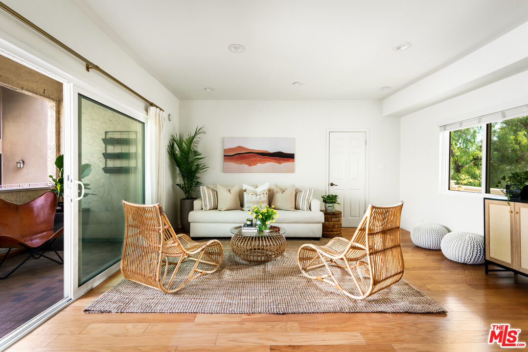 1228 N La Cienega Blvd Unit: 205