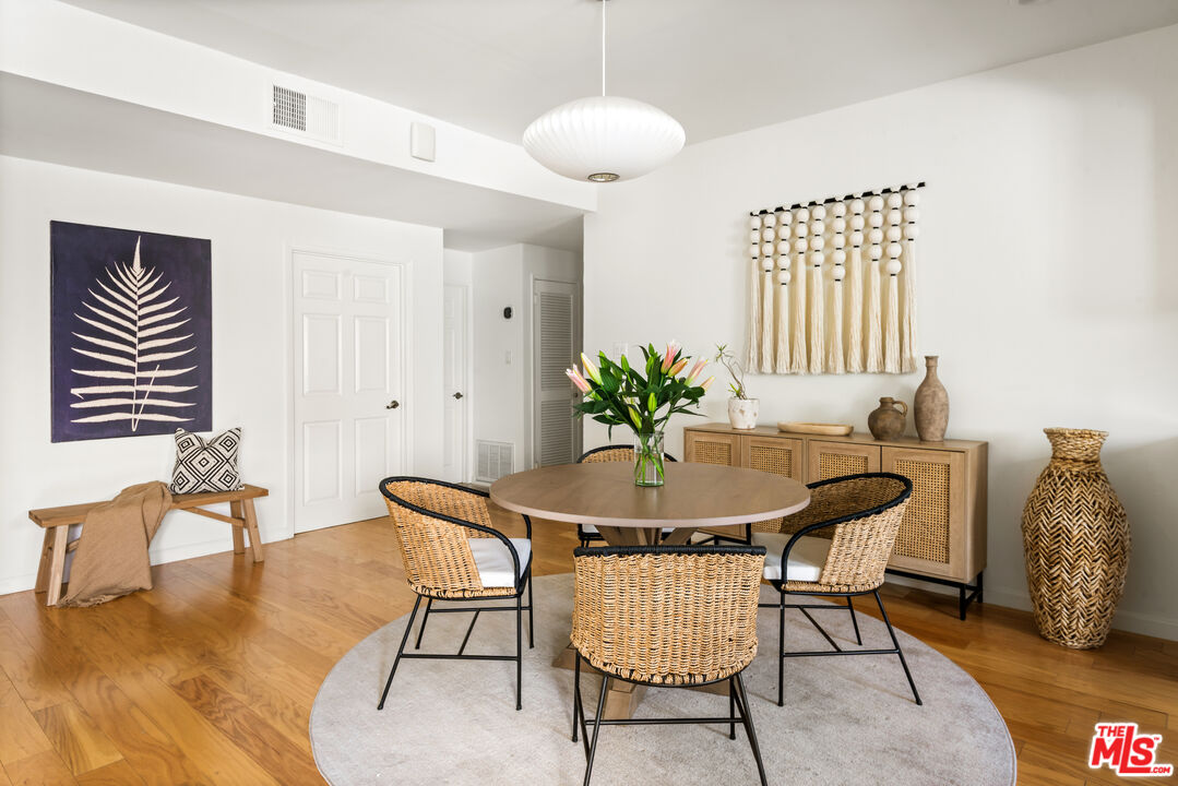 1228 N La Cienega Blvd Unit: 205