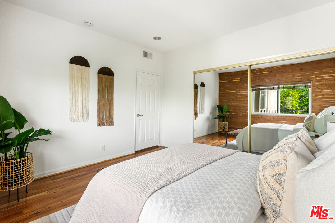 1228 N La Cienega Blvd Unit: 205