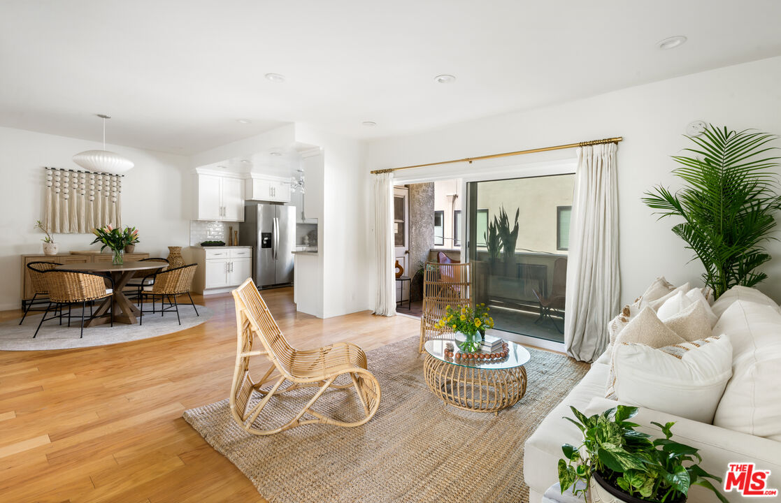 1228 N La Cienega Blvd Unit: 205