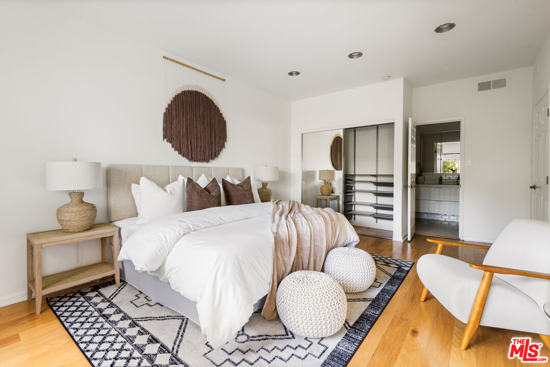 1228 N La Cienega Blvd Unit: 205