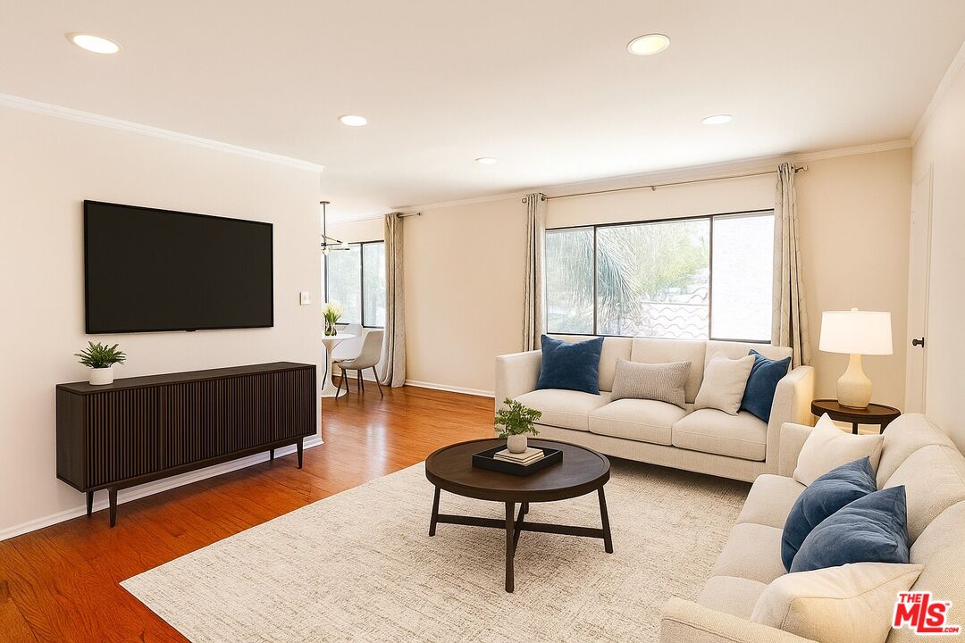 506 N Flores St Unit: 4