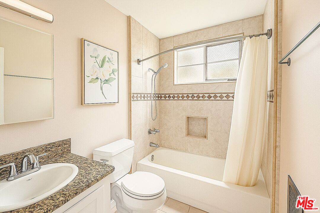 506 N Flores St Unit: 4