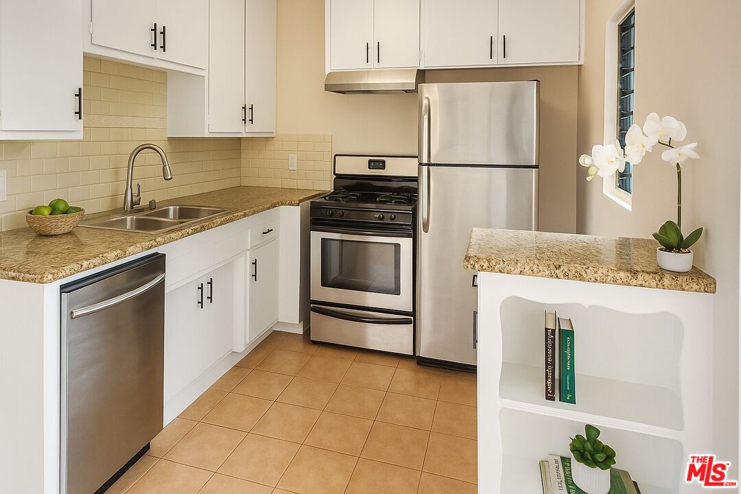 506 N Flores St Unit: 4