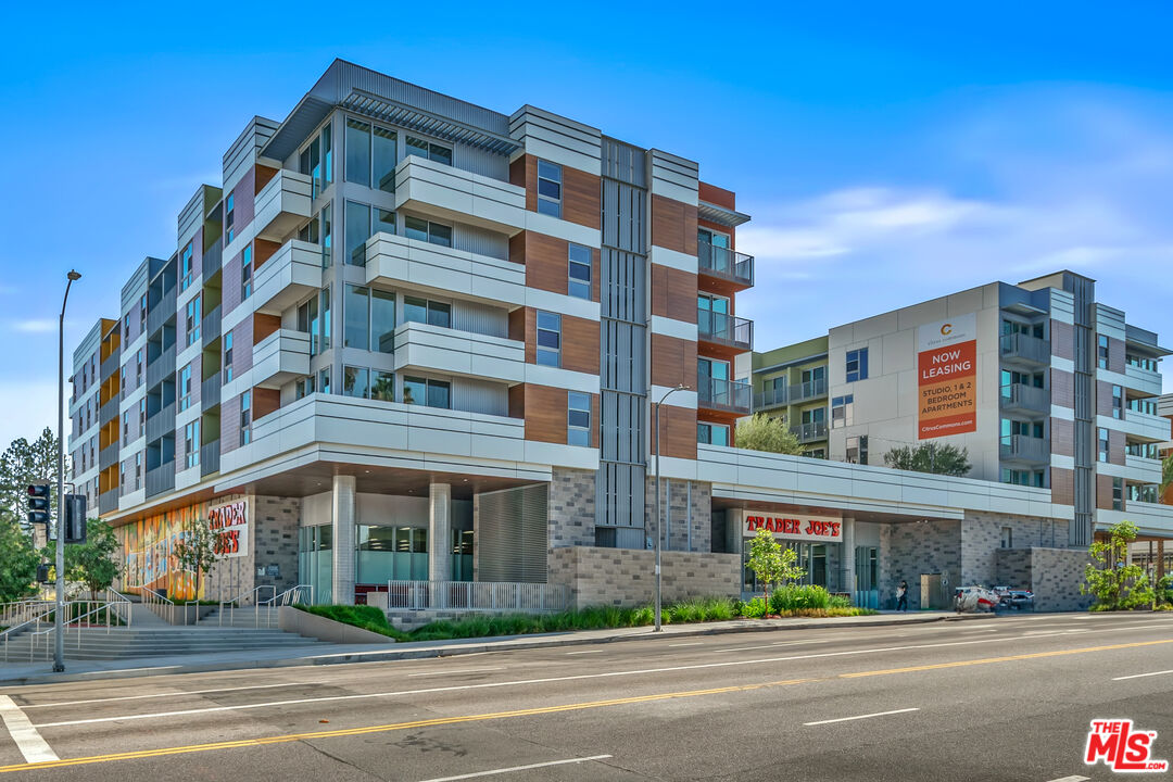 4915 Tyrone Ave Unit: 334