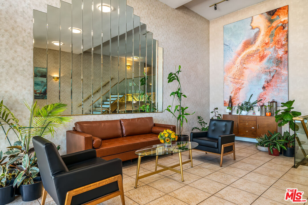 4915 Tyrone Ave Unit: 334