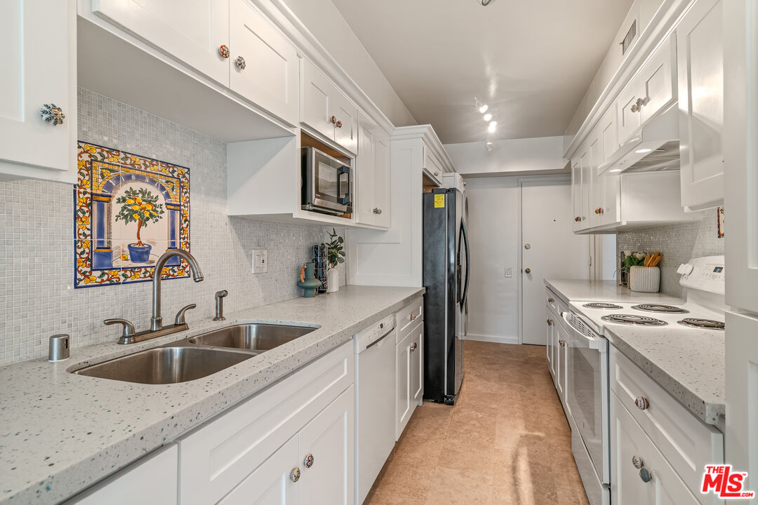 4915 Tyrone Ave Unit: 334