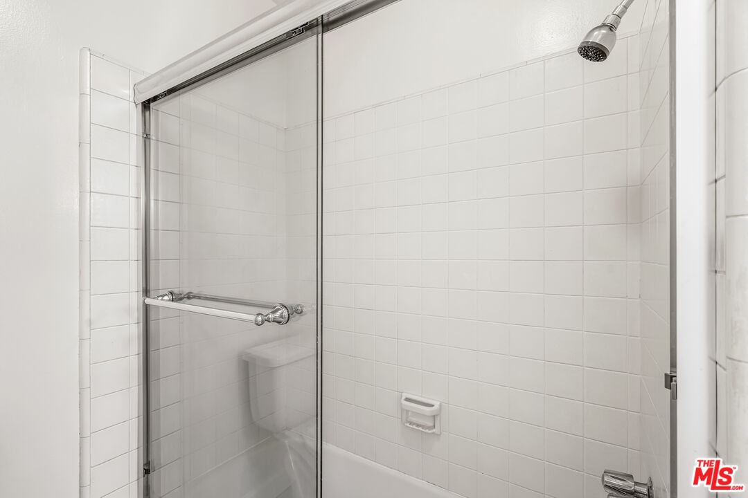 4915 Tyrone Ave Unit: 334