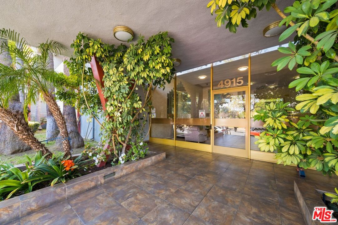 4915 Tyrone Ave Unit: 334