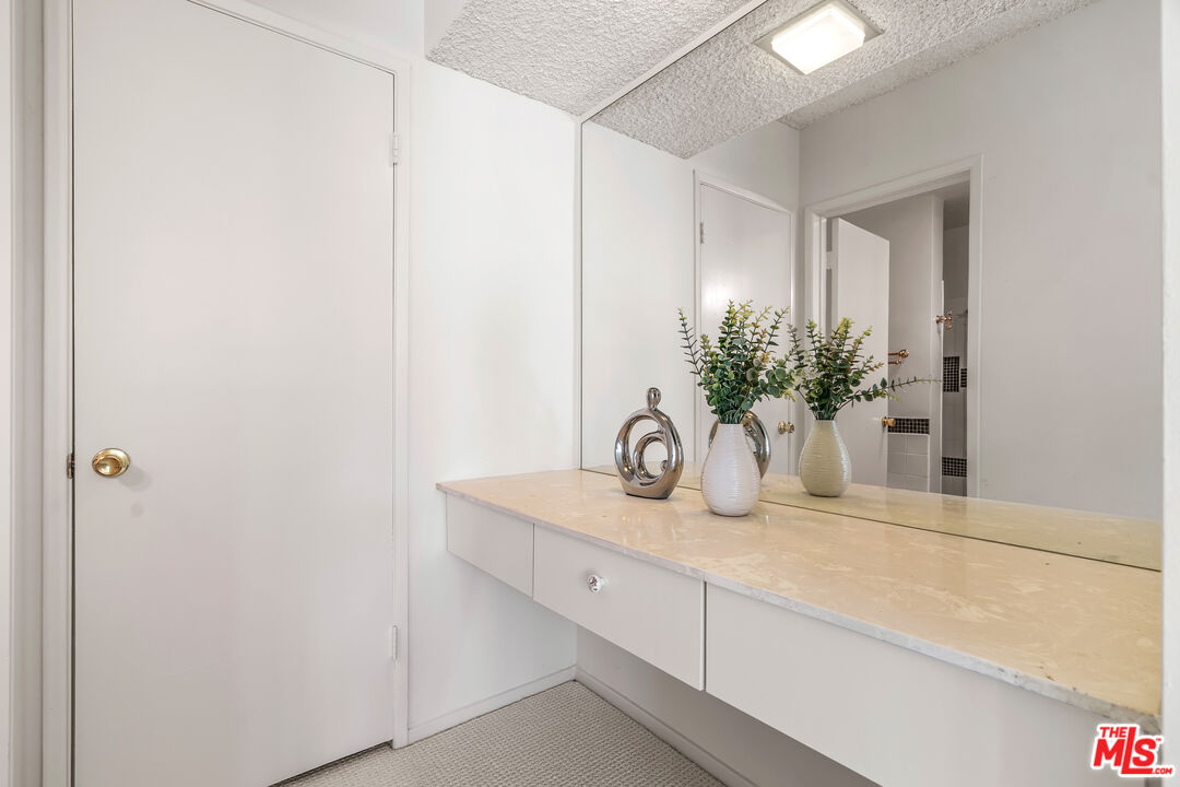 4915 Tyrone Ave Unit: 334