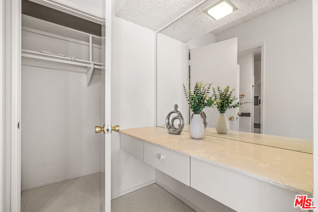 4915 Tyrone Ave Unit: 334