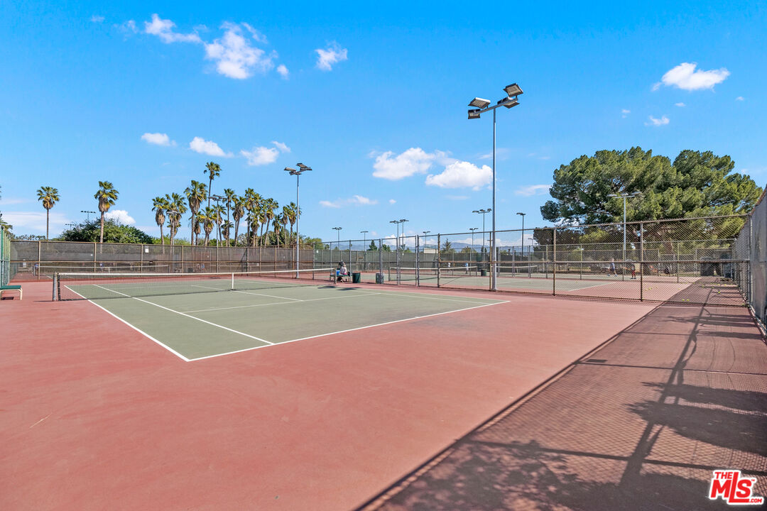 4915 Tyrone Ave Unit: 334