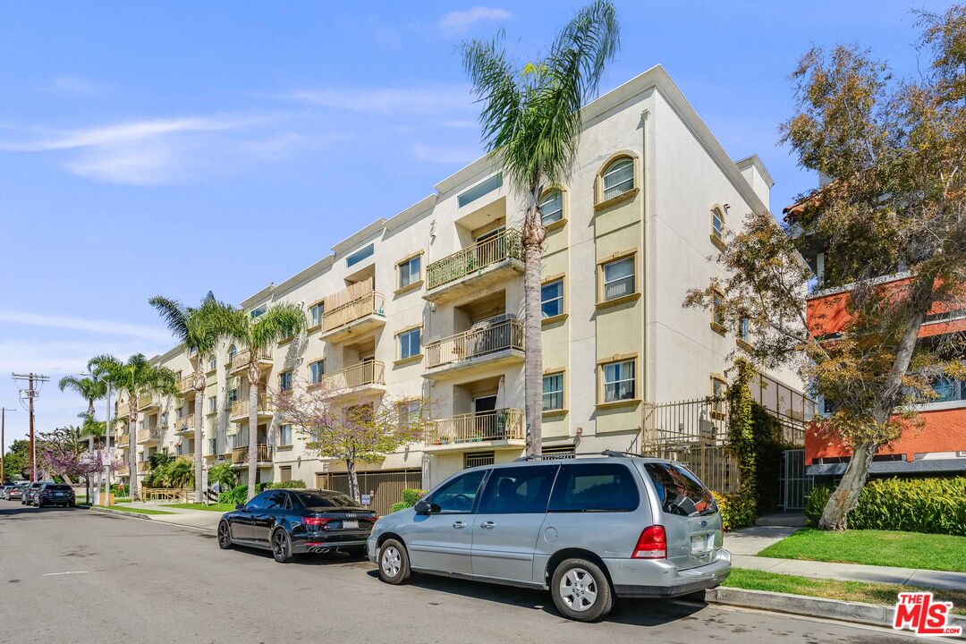 3328 Oakhurst Ave Unit: 111