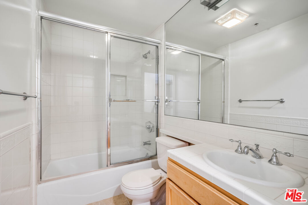 3328 Oakhurst Ave Unit: 111