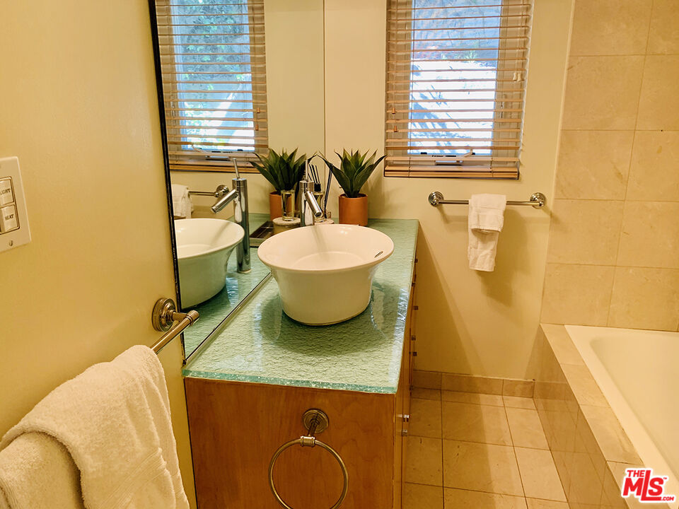 1219 SUNSET PLAZA DR Unit: 2