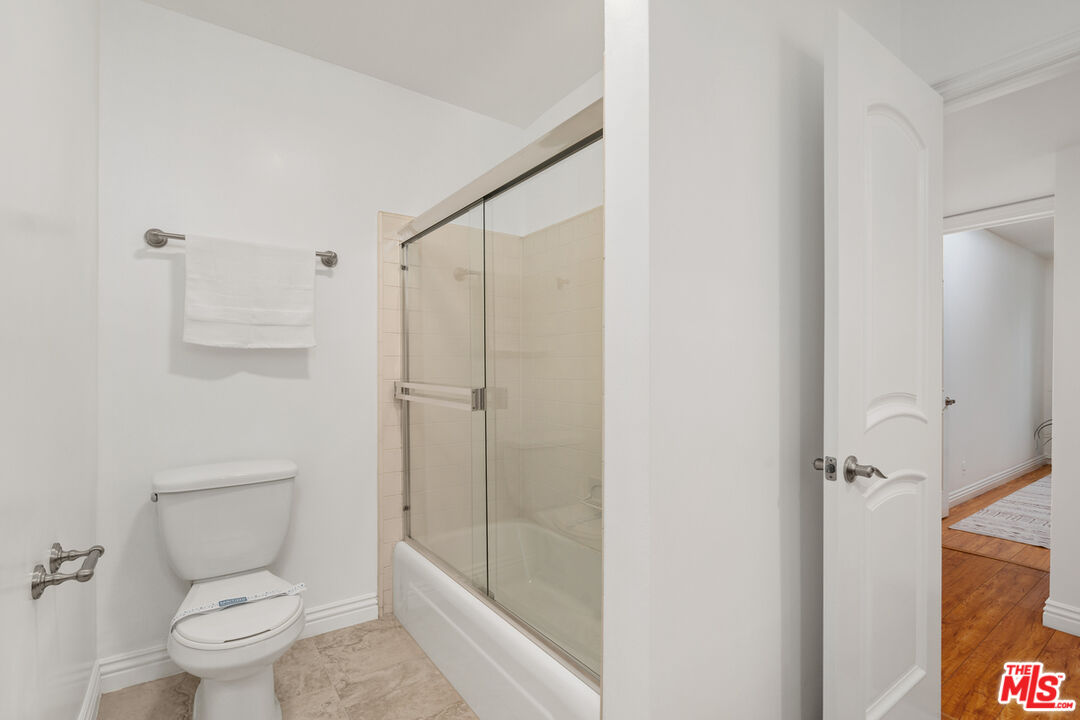 4915 Tyrone Ave Unit: 203