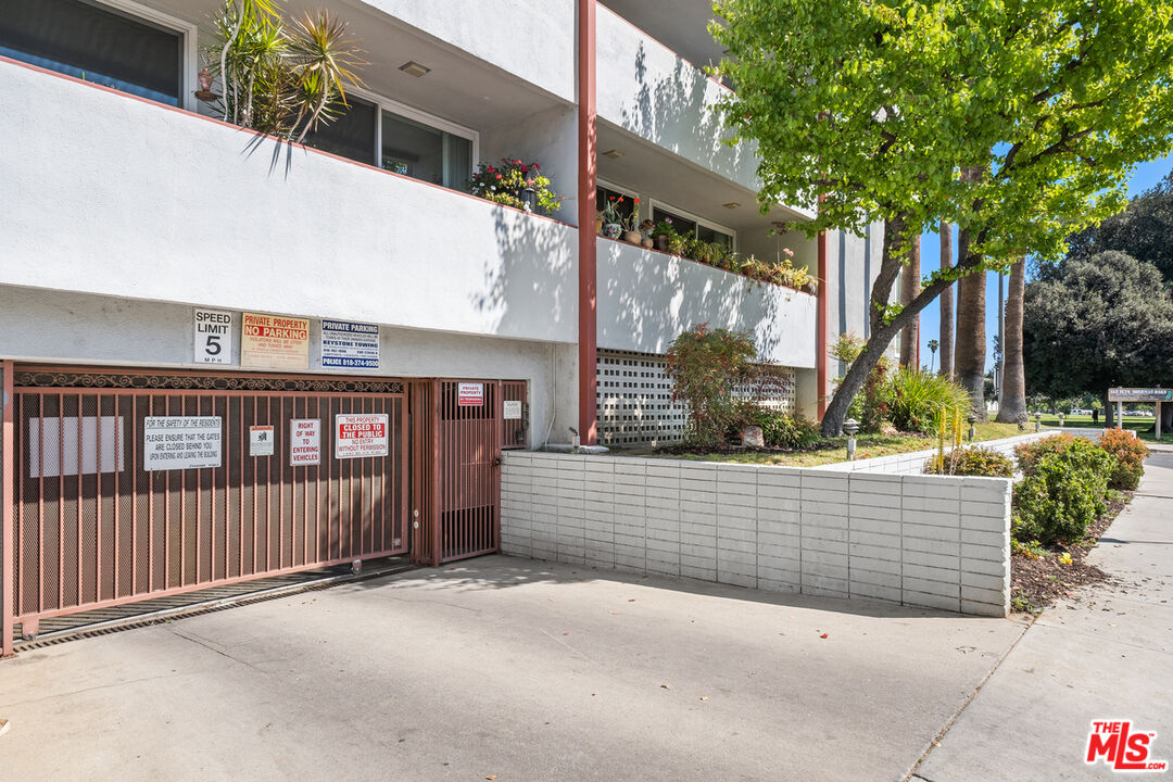 4915 Tyrone Ave Unit: 203