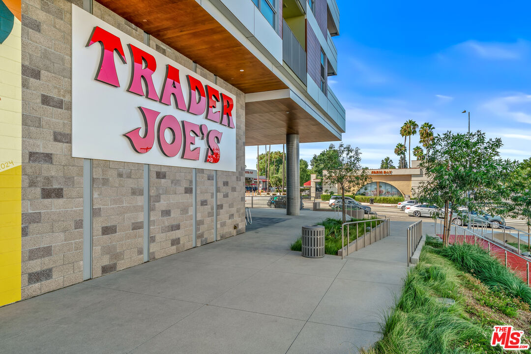 4915 Tyrone Ave Unit: 203