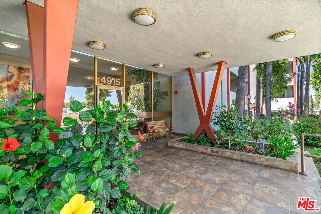 4915 Tyrone Ave Unit: 203