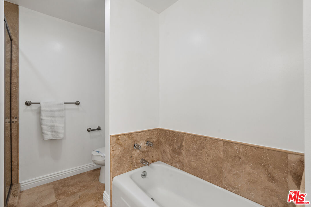 4915 Tyrone Ave Unit: 203