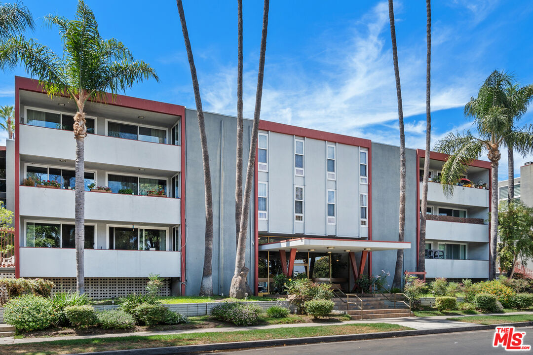 4915 Tyrone Ave Unit: 203