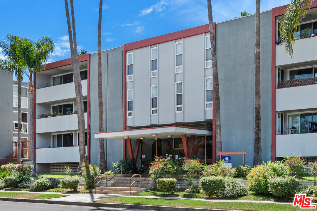 4915 Tyrone Ave Unit: 203