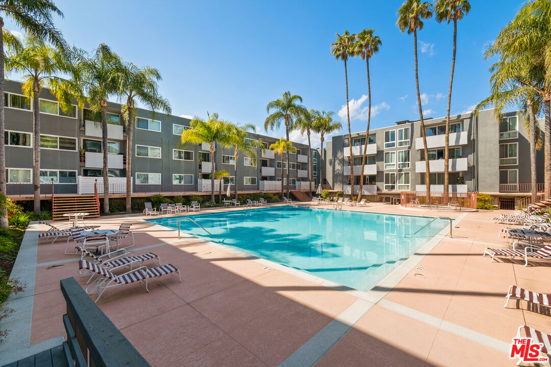 4915 Tyrone Ave Unit: 203