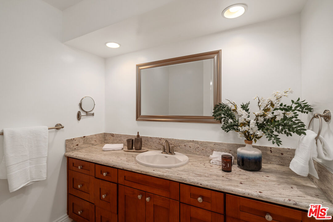 4915 Tyrone Ave Unit: 203