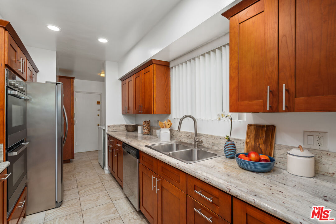 4915 Tyrone Ave Unit: 203