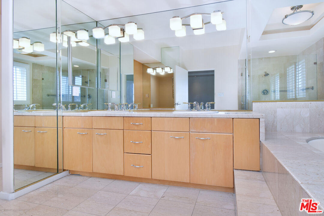 12841 Bloomfield St Unit: 306