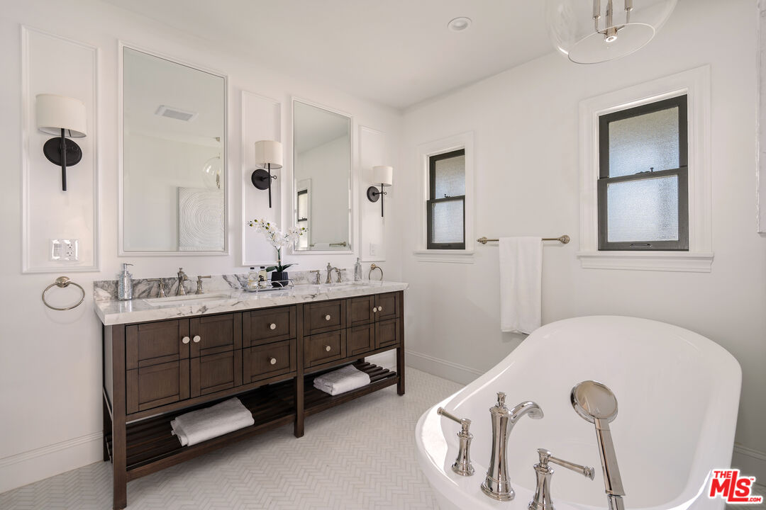 223 S Alta Vista Blvd