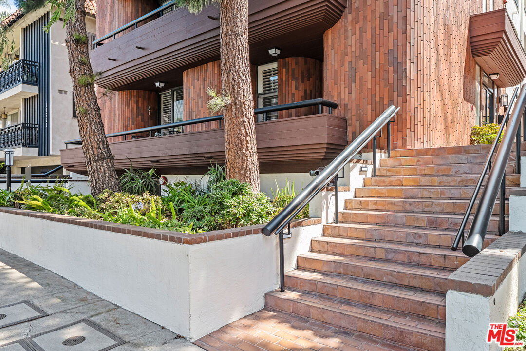 11982 Kiowa Ave Unit: 203