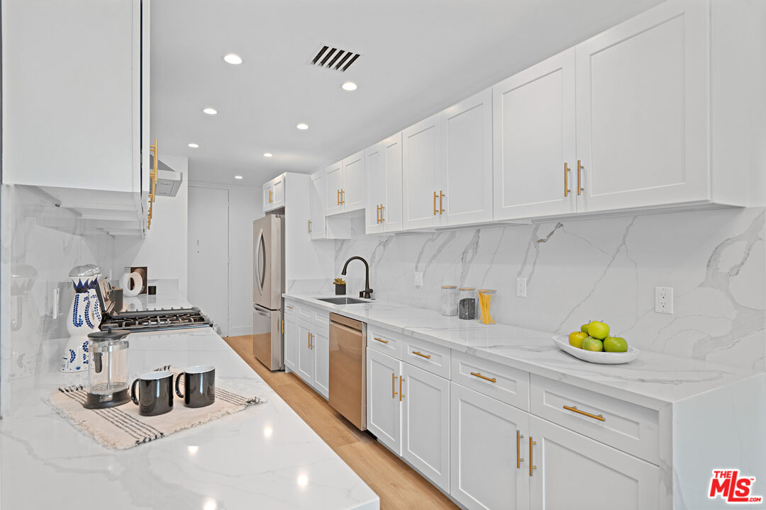 1010 N Kings Rd Unit: 218