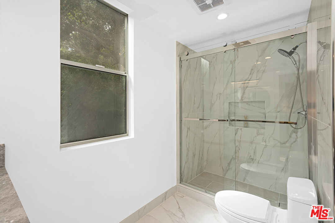 1010 N Kings Rd Unit: 218