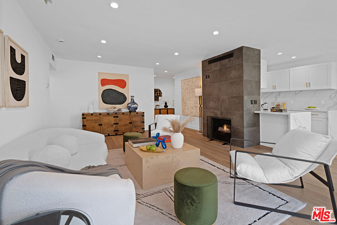 1010 N Kings Rd Unit: 218