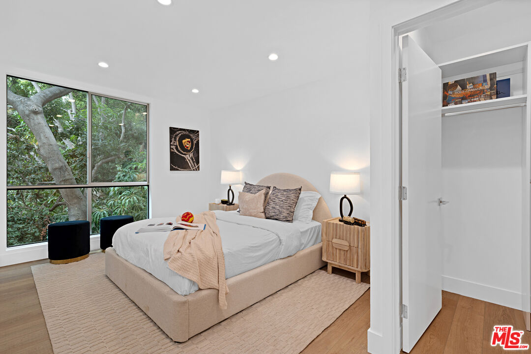 1010 N Kings Rd Unit: 218