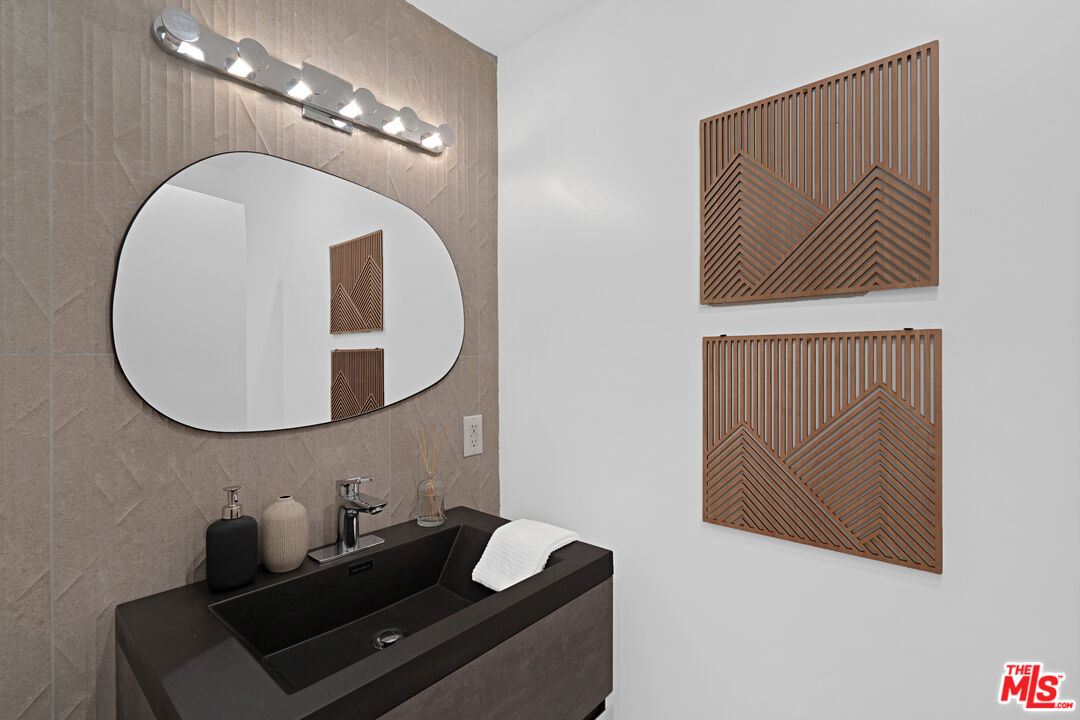 1010 N Kings Rd Unit: 218