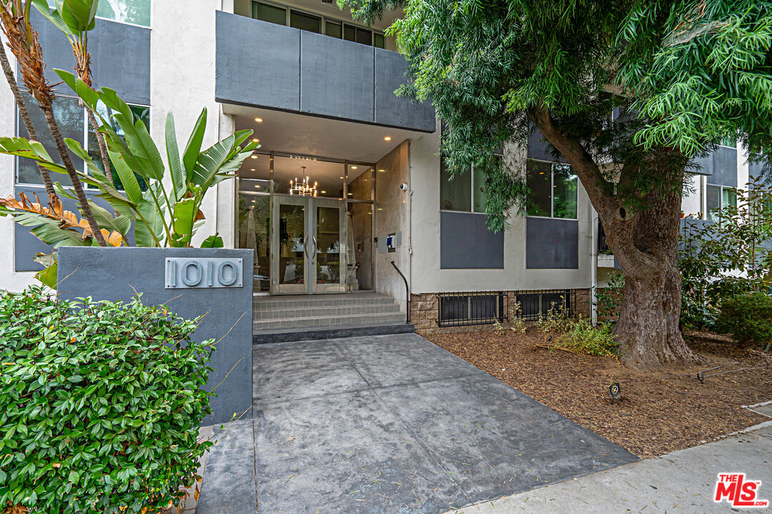 1010 N Kings Rd Unit: 218