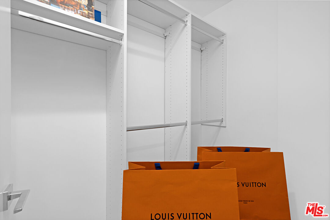 1010 N Kings Rd Unit: 218