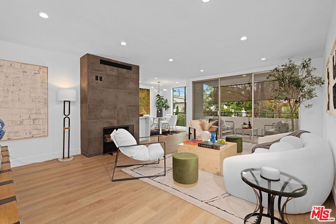 1010 N Kings Rd Unit: 218