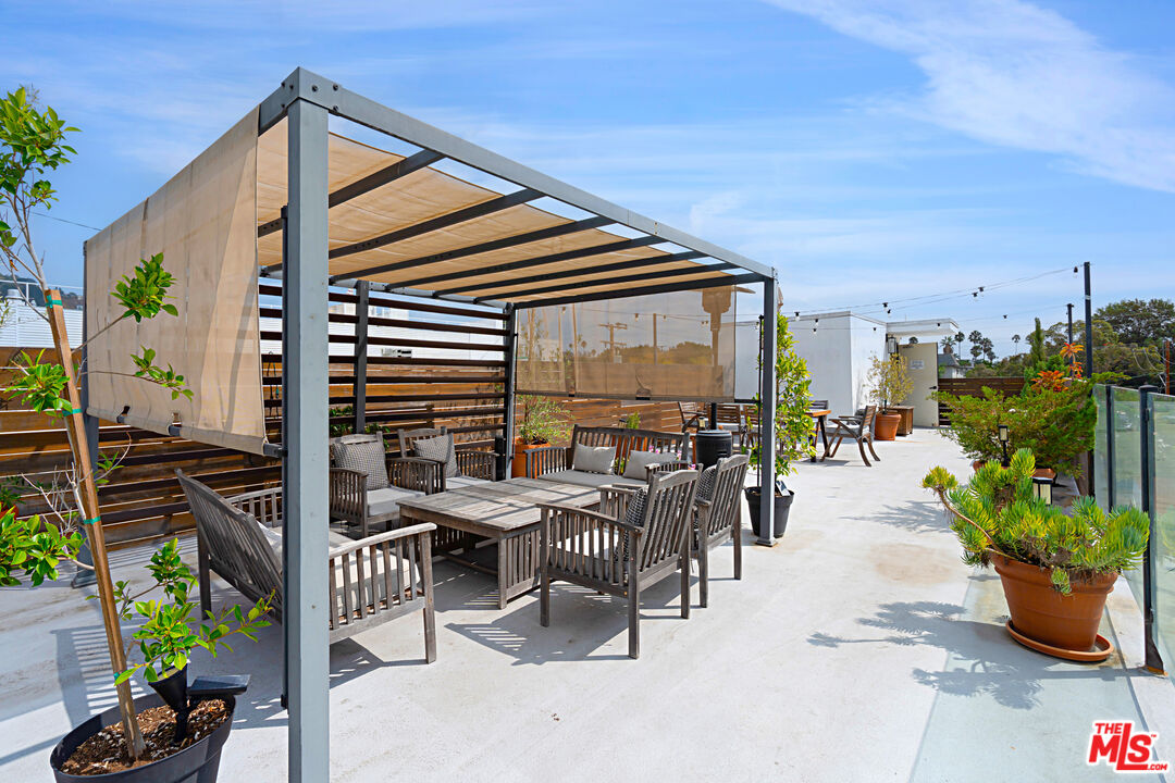 1010 N Kings Rd Unit: 218