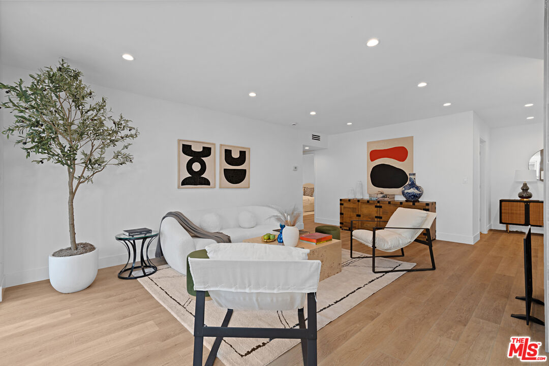 1010 N Kings Rd Unit: 218