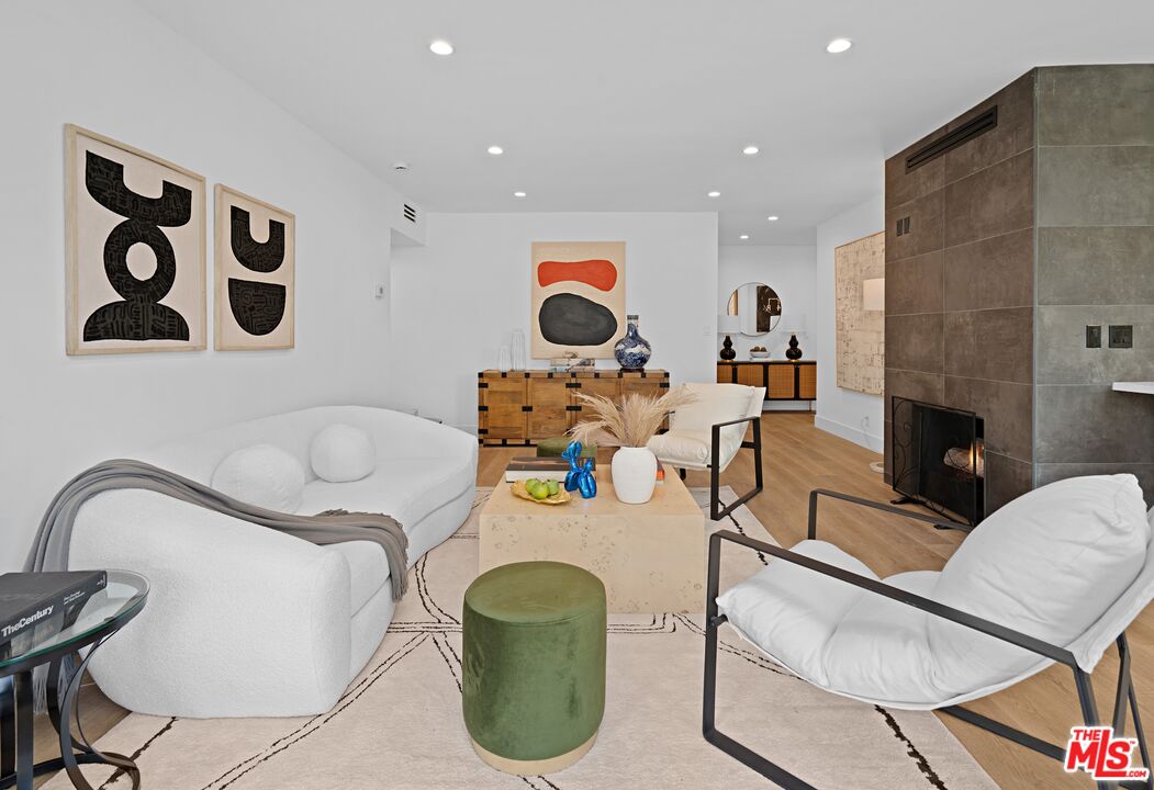 1010 N Kings Rd Unit: 218