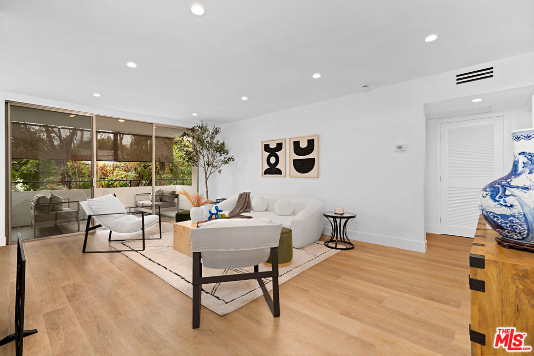 1010 N Kings Rd Unit: 218