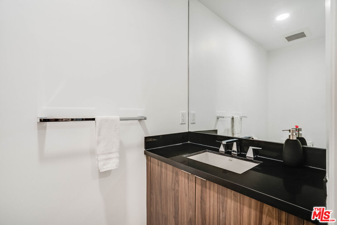 1021 S Shenandoah St Unit: 101